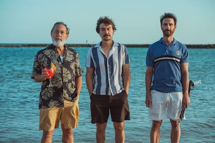 Francella, el director Javier Veiga (que tiene un pequeño papel actoral) y Dani Rovira en Playa de lobos