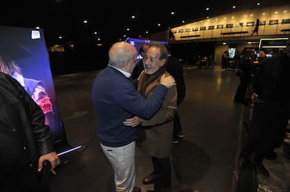 Francella fue uno de los invitados más buscados en el hall del teatro San Martin. La ópera rock, escrita y dirigida por Ricardo Hornos, gira en torno al ideario de las Invasiones Inglesas y está narrada a través de las canciones de Charly García