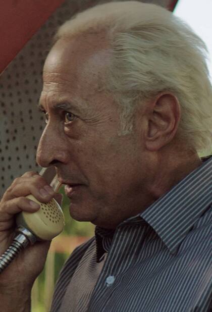 Francella y su composición del monstruo detrás del hombre gris