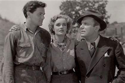 Frances Farmer junto a John Garfield y Pat OBrien en una escena de la película Flowing Gold, de 1940