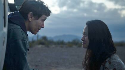 Frances McDormand y Chloé Zhao en el set de "Nomadland".