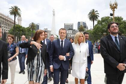Frances President Emmanuel Macron (C) and Frances First Lady Brigitte Macron visit Plaza de Mayo along with the president of Argentinas National Commission of Monuments, Places and Historical Heritage Teresa de Anchorena (L), in Buenos Aires on November 29, 2018. - Macron arrived on the eve for a tw
