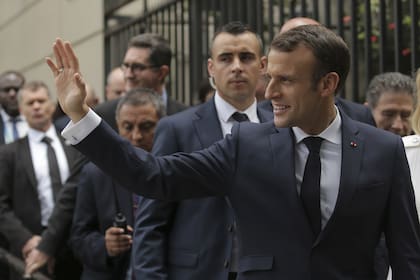 Frances President Emmanuel Macron waves to bystanders after visiting the Cathedral in Buenos Aires, Argentina, Thursday, Nov. 29, 2018. Macron is in Argentina to attend the Group of 20 industrialized nations two-day summit that will startt Friday. (AP Photo/Sebastian Pani)