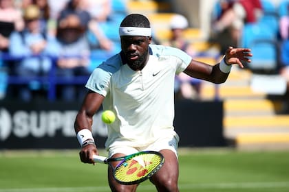Frances Tiafoe en acción durante su partido contra Alexander Bublik en Eastbourne.