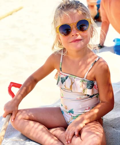 Francesca (4) posa para su mamá mientras juega en la arena