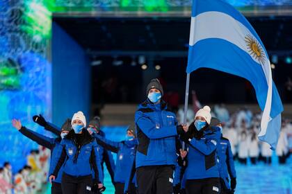 Francesca Baruzzi Farriol y Franco Dal Farra, dos de los deportistas argentinos que participarán de los Juegos Olímpicos de Invierno de Beijing, llevan la bandera en la ceremonia de apertura