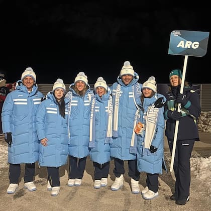 Francesca Baruzzi y parte del equipo nacional en los Juegos Olímpicos de Invierno 2026. Argentina es el segundo país con mayor cantidad de participantes de América Lartina