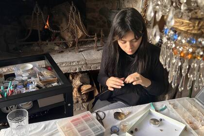 Francesca en Mendoza, haciendo joyas, otra de sus pasiones
