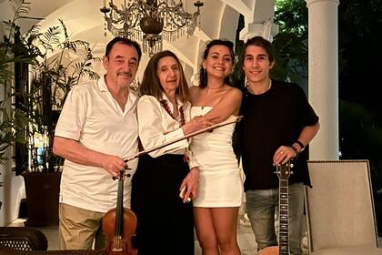 Francesca, en su casa en Mendoza, junto a su profesora de música de toda la vida, Inna Oganesian y su esposo, el primer violín de la sinfónica de Mendoza. También los acompaña Filip Blazic, con quien hoy ella conforma su dúo.