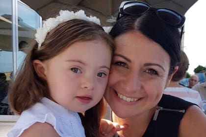 Francesca junto a su madre, quién está emocionada por los pasos de su pequeña hijita. (Gentileza: Michelle Rausi)