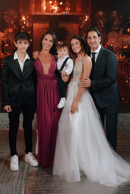 Francesca junto a su tío Diego, su mujer Jimena y sus hijos Balthazar y Benjamín. 