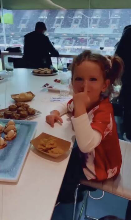 Francesca, la hija de Camila Homs y Rodrigo De Paul, este viernes en el estadio del Atlético de Madrid