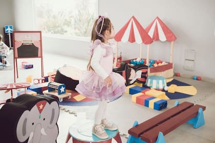 Francesca se divirtió con la temática de circo