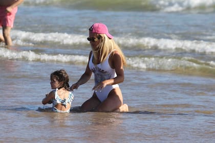 Francesca, su hija mayor, disfrutó junto a ella del mar