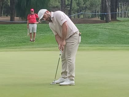 Francesco Molinari, ejecutando un putt durante la disputa del Turkish Airlines Open