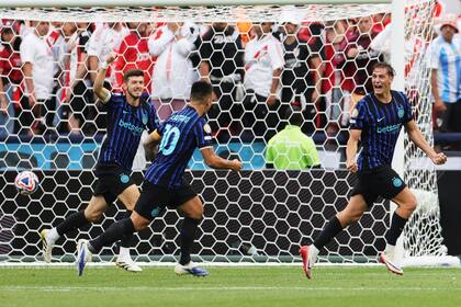 Francesco Pio Esposito (derecha) celebra tras anotar el primer gol del Inter de Milán en la victoria 2-0 ante River, en el Mundial de Clubes; cerca suyo, Lautaro Martínez