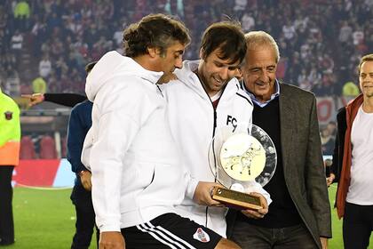 Francescolci, con otro ídolo de River: Cavenaghi, junto con el presidente DOnofrio