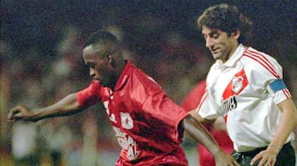 Francescoli, ante Foad Maziri en la final de 1996 en Colombia