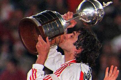 Francescoli besa la Libertadores, hace 19 años