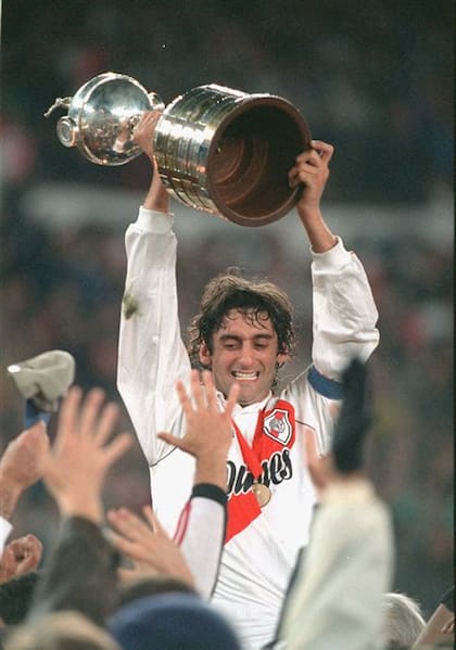 Francescoli, con la Copa Libertadores en 1996: fue una gloria como futbolista en River y, desde hace más de 8 años, sumamente influyente como manager del club