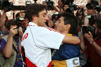 Francescoli se abraza con Maradona, en el único superclásico que compartieron, en 1995