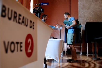 Franceses en el extranjero votan en un centro electoral de Nueva York  (Photo by Leonardo Munoz / AFP)