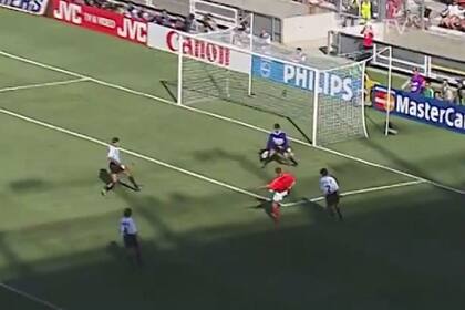 Dennis Bergkamp consuma su obra maestra, la que eliminaría a Argentina en los cuartos de final de 1998