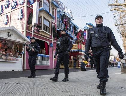 Francia. Agentes de policía patrullaban ayer un mercado de Navidad en París