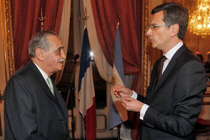 Francia condecoró a Julio Strassera con la orden de Caballero de Honor por su defensa y lucha por los Derechos Humanos.