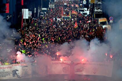 Miles de personas protestan por la calles en varias ciudades de Francia