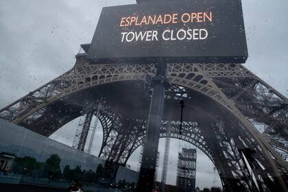 Por las protestas la emblemática torre de París se encuentra cerrada