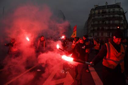 Los manifestantes quieren que retire su polémica reforma de las pensiones
