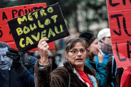 Profesores, abogados, médicos y empleados ferroviarios protestan hoy en Francia para intentar doblegar al presidente Emmanuel Macron.