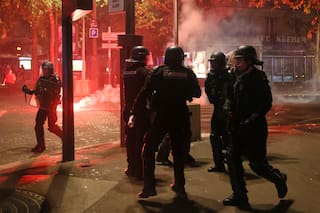 Francia detiene a cientos de personas por disturbios tras victoria del PSG en la Liga de Campeones