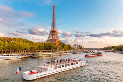 Francia endurece los requisitos para los inmigrantes no europeos