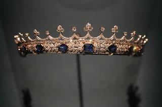 Francia exhibe otro conjunto de joyas poco después de robo en el Louvre