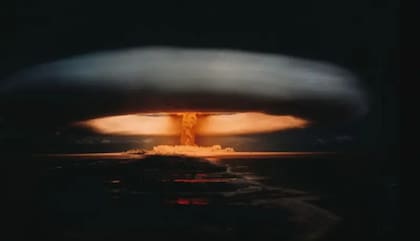 Francia había trasladado su programa de ejercicios nucleares de Argelia a la Polinesia Francesa en 1966. Aquí, una explosión y nube de hongo atómico en Mururoa
