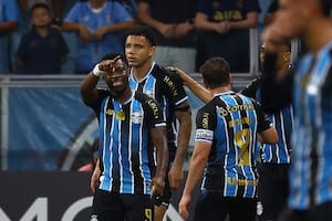 Un argentino expulsado y otro que de wing se reconvirtió en lateral: ni así pudo Riestra en una Copa traicionera