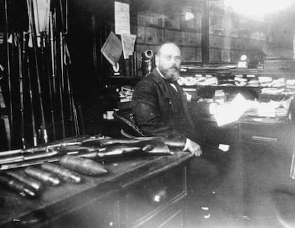 Francis Bannerman VI nació en Escocia y a los tres años (en 1854) viajó junto a su familia a Brooklyn, Nueva York, EE.UU.