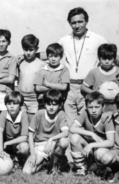 Francis con algunos de los cebollitas. Arriba a la derecha aparece Maradona; abajo a la izquierda está Rodríguez