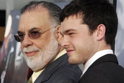 Francis Ford Coppola y el actor Alden Ehrenreich en marzo de 2009 durante la presentación en Los Ángeles de Tetro, la película que el director de El padrino filmó en Buenos Aires