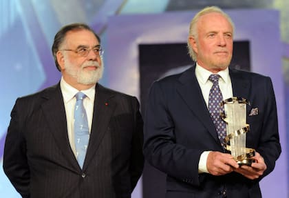 Francis Ford Coppola le entrega un premio a la trayectoria en el Festival de Marrakesh a Cann, en 2010