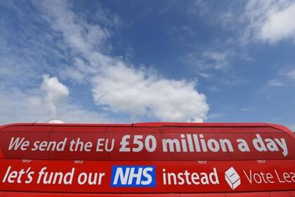 Este autobús se hizo famoso durante la campaña del Brexit, en Reino Unido. "Mandamos a la Unión Europea £50 millones al día. Financiemos el Servicio Nacional de Salud, en su lugar", dice