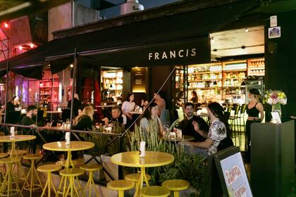 Francis funciona en un espacio sobrio y elegante.