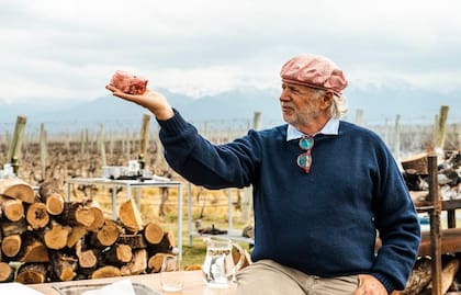 Francis Mallmann ama cocinar en ambientes naturales