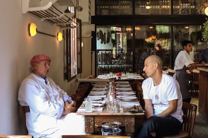 Francis Mallmann y Pablo Rivero, en la previa de la fiesta del tomate en el salón de El Prefe
