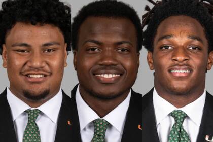 Francis Maugoia, Rueben Bain Jr. y Malachi Toney; los tres jugadores de los Miami Hurricanes nombrados como All-Americans