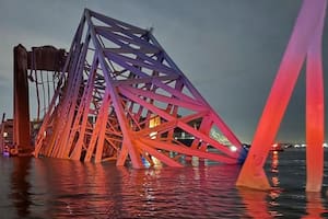 Imágenes y videos del derrumbe del puente en EE.UU. tras ser impactado por un barco