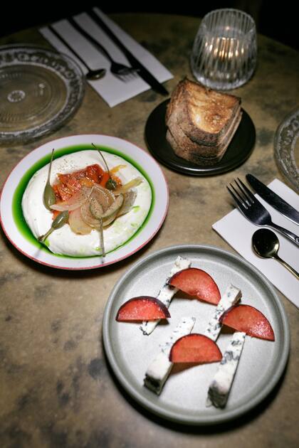 Francis se destaca con su propuesta de platitos para acompañar los tragos.