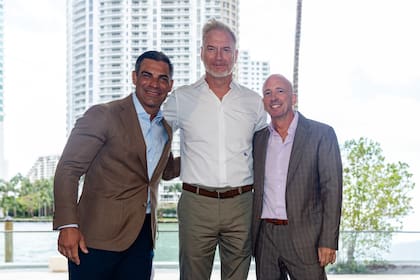Francis Suarez, alcalde de Miami; Marek Reichman, Chief Creative Officer and studio head en Aston Martin; y Germán Coto